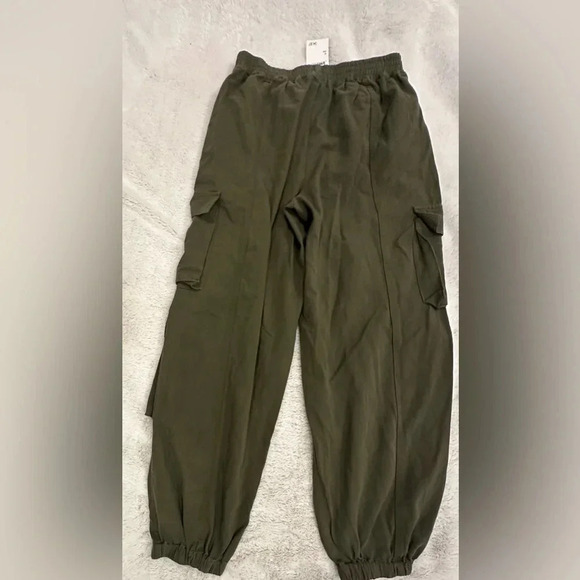 Know one cares (NWT) olive green cargo pants size medium - Picture 3 of 5